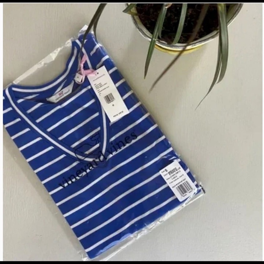 NWT Vineyard Vines Striped V-Neck Short Sleeve Simple tee